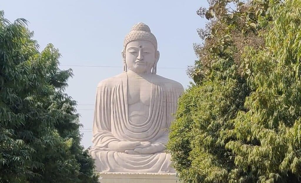 Estatua de Buda en meditación, personificando la paz y la iluminación.