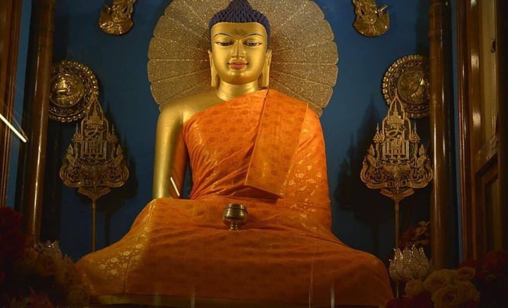 Estatua de Buda en pose meditativa con una expresión serena.