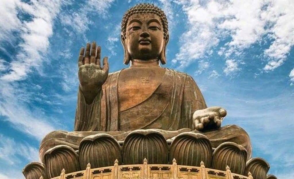 Una estatua de Buda rodeada de incienso.