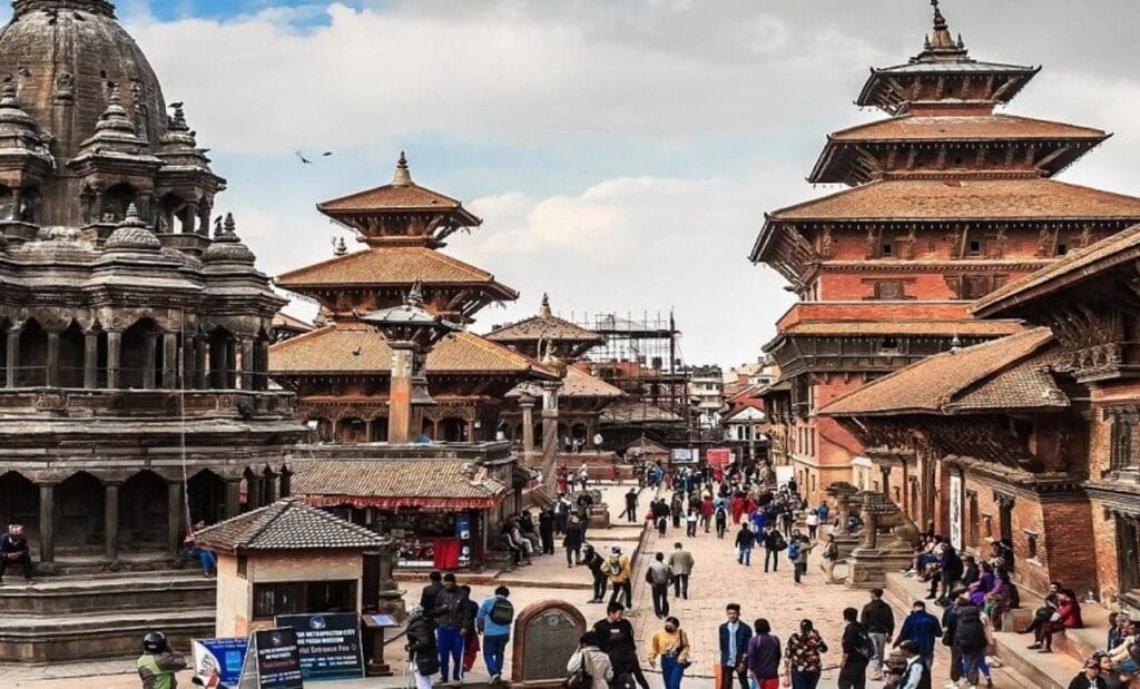 Una vista panorámica de las montañas de Nepal con valles exuberantes.