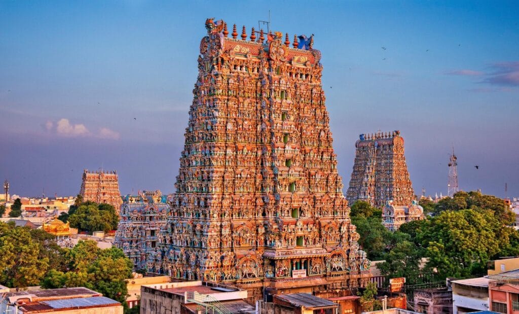 El impresionante Templo Meenakshi en Madurai, con torres esculpidas y colores vibrantes.
