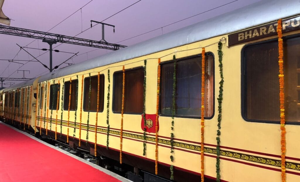 El Maharaja Express, un tren lujoso con interiores elegantes, que ofrece un viaje real.