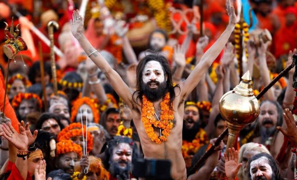 Un Naga Sadhu en el Kumbh Mela, cubierto de ceniza, con cabello largo: una expresión espiritual.