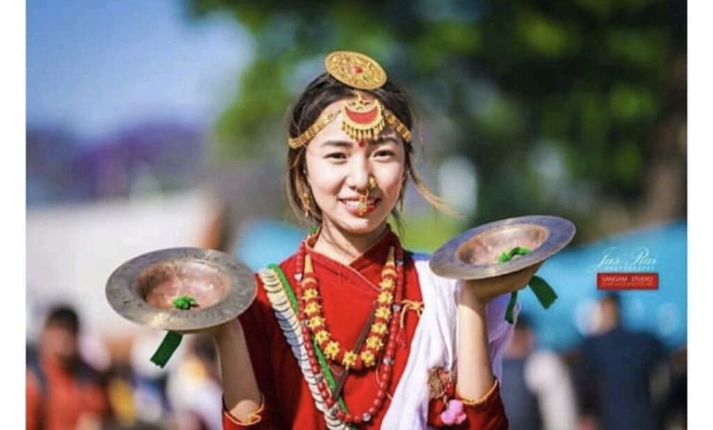 Personas con vestimenta tradicional celebrando un festival en Nepal.