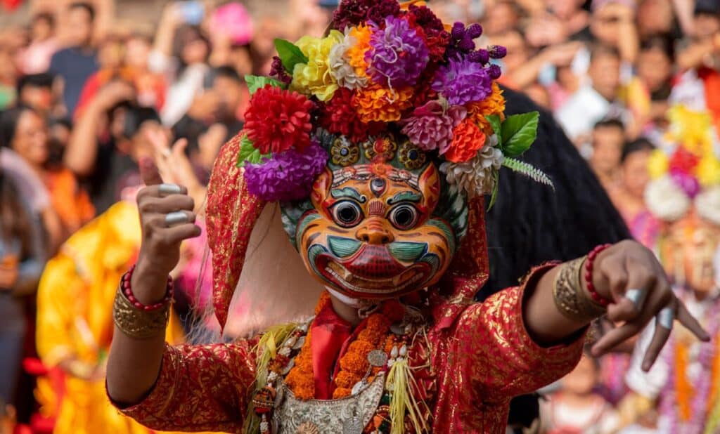 Celebración vibrante durante un festival en Nepal, con trajes tradicionales.